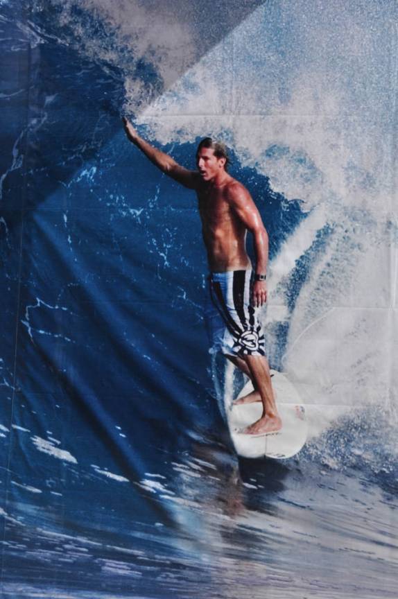 Saindo incólume de uma grande tubo na praia de Pipeline, em Oahu, no Havaí